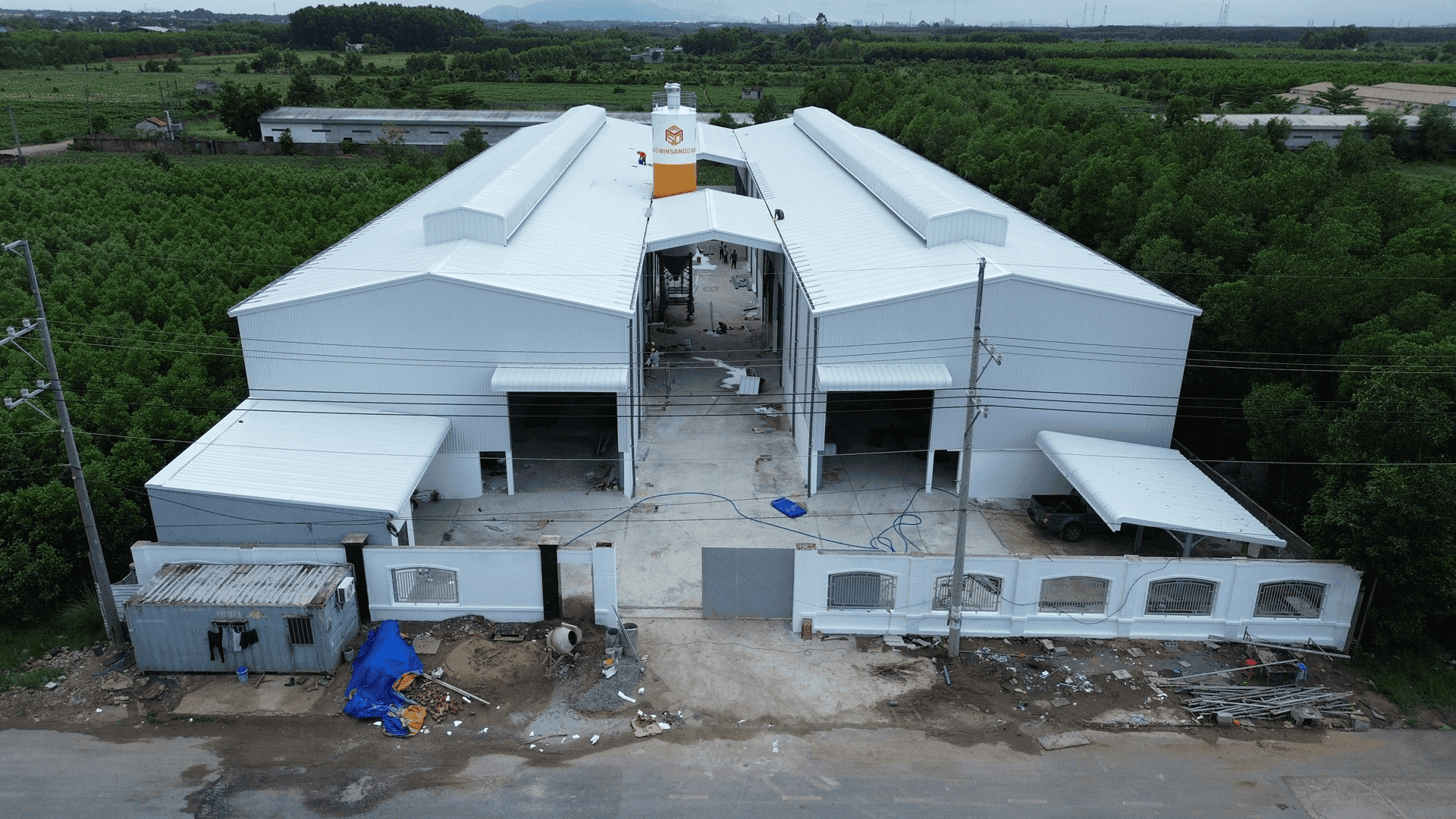 Thay mới mái tôn công nghiệp – Thi công lợp mái mới bằng tôn lạnh, tôn màu, panel cách nhiệt